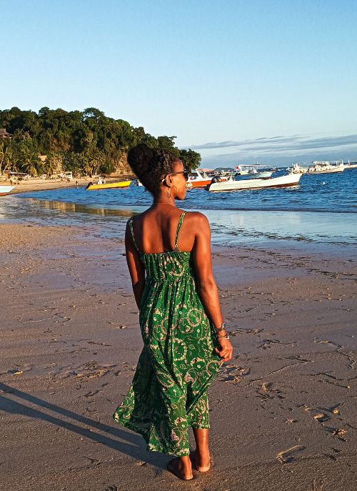 femme de Madagascar émancipée sur la plage